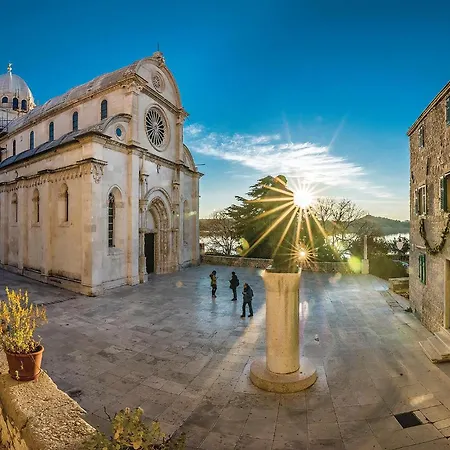 2 Bedroom Cozy In Apartamento Šibenik